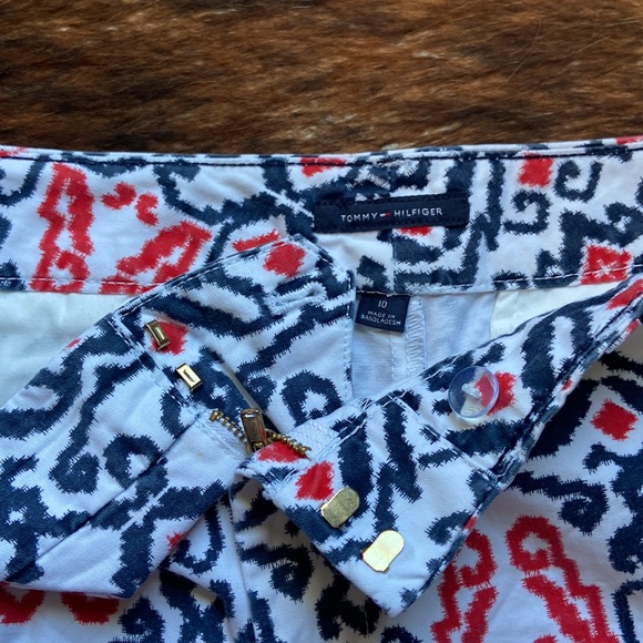 Tommy Hilfiger shorts size 10–red/navy print - Picture 3 of 5